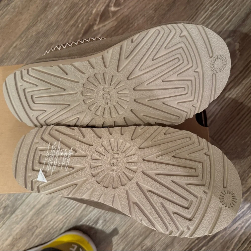 Uggs— Tasman in Taupe - Picture 4 of 7